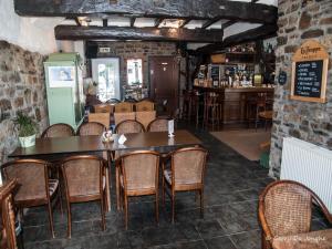 - une salle à manger avec une table et des chaises dans l'établissement B&B Le Randonneur, à Hockai