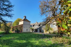 an old house with a tower in the yard at La Rossignolerie - POD Cabanes des châteaux in Chouzy-sur-Cisse