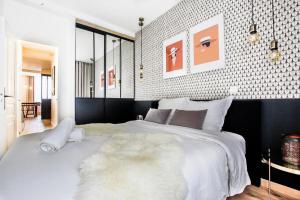 1 dormitorio con 1 cama blanca grande. en La Grande Ferté en La Rochelle
