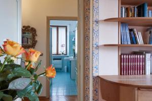 a room with a hallway with a table and a book shelf at Le Balze Camere in Villa in Perugia