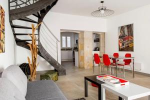 een woonkamer met een tafel en rode stoelen bij Le Cordouan in La Rochelle