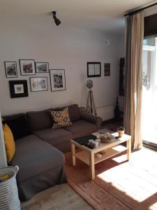 Posezení v ubytování Delphic Moments I Cozy apt 1BR 2BA 2 double beds