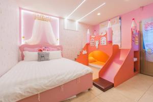 um quarto com uma cama rosa e um quarto princesa em 清泉親子villa溜滑梯樂園 Homestay em Dongshan