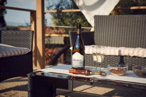 - une bouteille de vin assise sur une table avec un verre dans l'établissement Le Balze Camere in Villa, à Pérouse