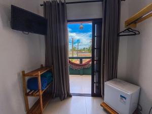 Zimmer mit Blick auf ein Zimmer mit Fenster in der Unterkunft Pousada Cantinho do PÊ Guarujá in Guarujá