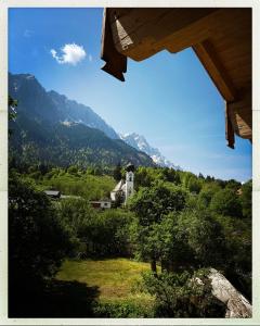 格賴瑙的住宿－Stefan Glowacz CHALET mit traumhaftem Bergblick，山丘上教堂的山景