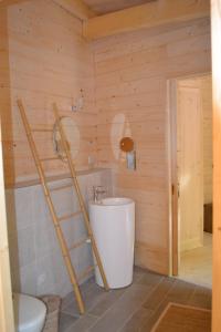 La salle de bains privative est pourvue de toilettes et d'une baignoire. dans l'établissement Parc de la Belle, à Magne