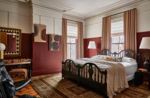 una camera con un letto e pareti bianche e rosse di Blind Tiger Portland - Carleton Street a Portland