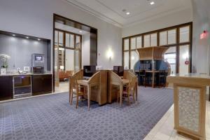 een lobby met een tafel en stoelen en een keuken bij Stunning Apt with Gym at Pentagon City in Arlington