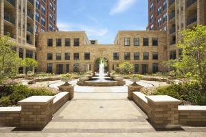 un patio con una fuente frente a un edificio en Stunning Apt with Gym at Pentagon City en Arlington