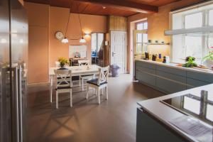 cocina con mesa y sillas en una habitación en Gut Bielenberg, en Kollmar