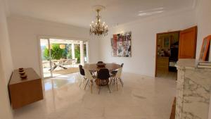a kitchen and dining room with a table and chairs at Villa Petit Boucharel in Fréjus