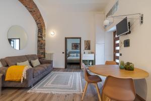 ein Wohnzimmer mit einem Sofa und einem Tisch in der Unterkunft Cernobbio Charming APT! in Cernobbio