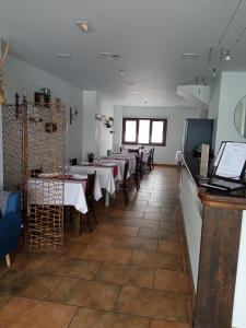 un comedor con mesas y sillas en un restaurante en Hotel La Casa del Río, en Villanova