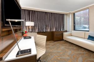 een woonkamer met een bank en een tafel bij Holiday Inn Brooklyn Downtown by IHG in Brooklyn
