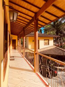 una terraza de madera con toldo en una casa en Pousada Luamar, en Paraty