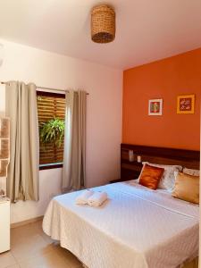 a bedroom with a bed with two towels on it at Pousada Luamar in Paraty