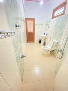 La salle de bains est pourvue de toilettes et d'un lavabo. dans l'établissement Sanderling Silent Beach Cabanas, à Tangalle