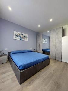 - une chambre avec un grand lit bleu dans l'établissement Dante Apartments, à Riva del Garda