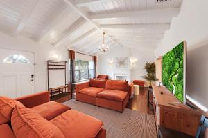 un soggiorno con divano e tavolo di Miami Art Deco Home By Pmi a Miami
