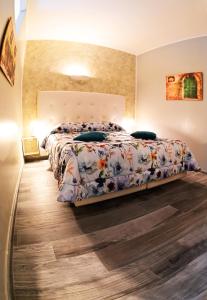1 dormitorio con 1 cama y suelo de madera en Holiday Homes Aparthotel Milano, en Milán
