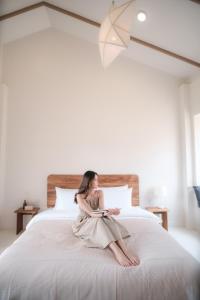 เตียงในห้องที่ Monko Villa