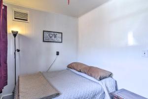 1 dormitorio con cama con almohada en Pet-Friendly Loveland Vacation Rental!, en Loveland