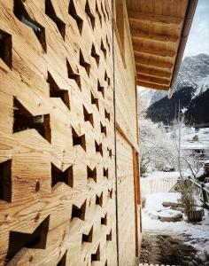 格賴瑙的住宿－Stefan Glowacz CHALET mit traumhaftem Bergblick，一座用木板墙制成的建筑