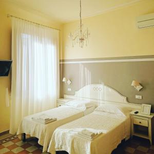 フィレンツェにあるGuest House Domo Florenziaのベッドルーム1室(ベッド2台、シャンデリア付)