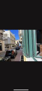 een raam met uitzicht op een straat met auto's bij Casa Vacanze La Coccinella in Capo dʼOrlando