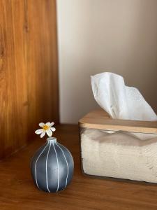 เตียงในห้องที่ Monko Villa