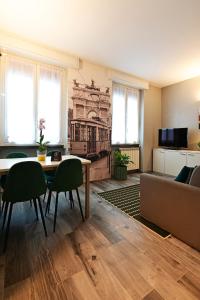 ミラノにあるHoliday Homes Aparthotel Milanoのリビングルーム(テーブル、ソファ付)