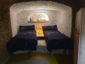 Postel nebo postele na pokoji v ubytování Creatively designed CaveHouse with jacuzzi