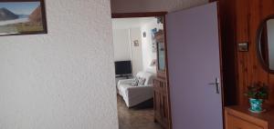 una stanza con una camera da letto con un letto e uno specchio di Gîte dans hameau a Ugine