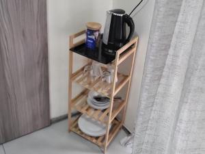 una mesa pequeña con una cafetera encima en Hephzibah Guesthouse en Welkom