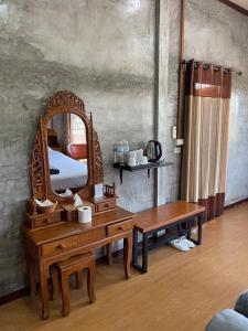 una camera da letto con tavolo da trucco e specchio di Yaowarate Sport Club and Resort ไร่เยาวเรศ a Ban Mae Ho Phra