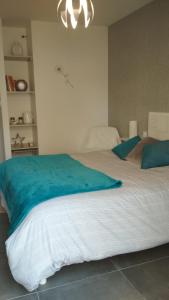 ein Schlafzimmer mit zwei Betten mit blau-weißer Bettwäsche in der Unterkunft Chambre d'hôte " Ô Soleil " in Vaison-la-Romaine