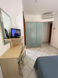 Cette chambre dispose d'un bureau et d'un ordinateur sur une table. dans l'établissement Albergo Désirée 2, à Alba Adriatica