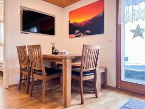 TV a/nebo společenská místnost v ubytování Chalet Sonne