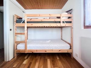 a bunk bed in a tiny house at Chalet Dennda Nr 27 in Rosswald