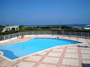 Bazén v ubytovaní SUNSET Joli T2 vue mer piscine Rochelongue Cap d'Agde alebo v jeho blízkosti
