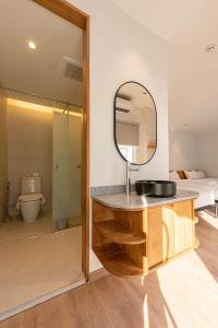 曼谷的住宿－Boxpackers Pratunam，浴室设有水槽和镜子,位于柜台上