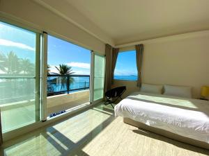 Postel nebo postele na pokoji v ubytování 都蘭那界灣海景民宿