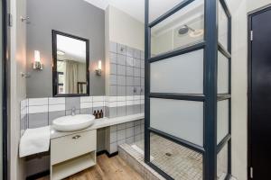 La salle de bains est pourvue d'un lavabo et d'un miroir. dans l'établissement The Vantage 209, à Johannesbourg