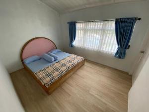 Tempat tidur dalam kamar di Villa Berastagi Indah A17 - TEBU MANIS