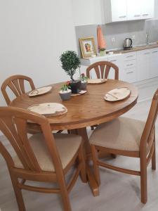 una mesa de madera y sillas en la cocina en City Diamond Apartment, en Skopje
