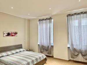 a bedroom with a bed and a window at Alloggio Nina 2 in Biella