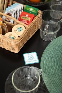 een tafel met een mand met eten en een bord bij Casa Gagini in Palermo