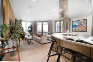 cocina y sala de estar con isla de cocina en Stunning Modern Apartment close to Hyde Park by UnderTheDoormat, en Londres