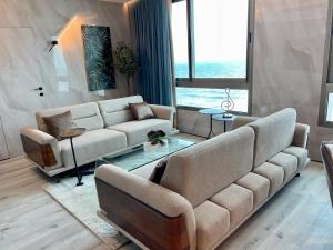 sala de estar con sofá y mesa en C Tower Apartments, en Netanya